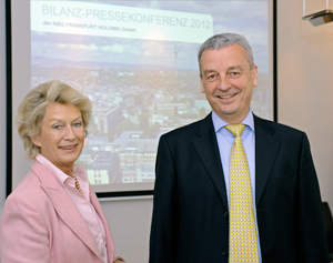 Die Frankfurter Oberbürgermeisterin Petra Roth und Frank Junker, Vorsitzender der ABG-Geschäftsführung, bei der Bilanzpressekonferenz am 27. Juni 2012 - Foto: Jochen Müller